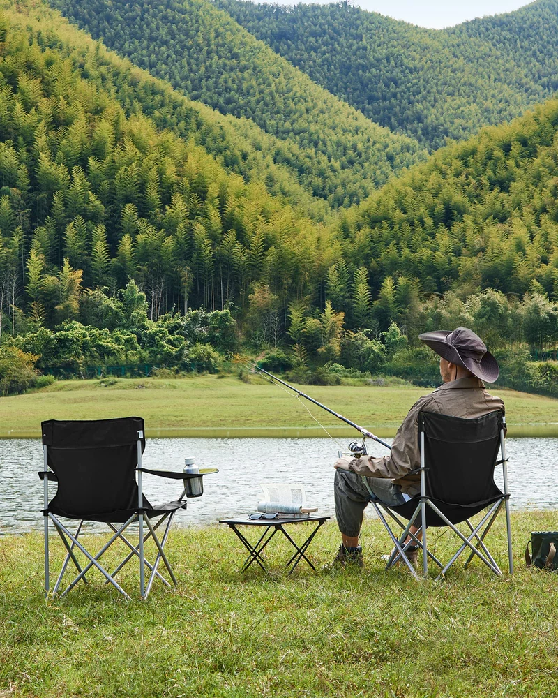 SONGMICS Campingstuhl, 2er Set, Klappstuhl für Outdoor, Angelstuhl mit Armlehnen und Getränkehalter, tragbar, klappbar, bis 120 kg belastbar, für Camping, Garten, Strand, Terrasse, schwarz GCB01BK