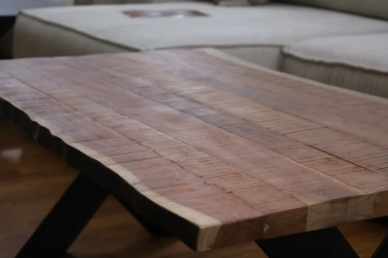 Couchtisch + Massivholz Akazie + geflamte Baumkante + dicke X-Gestelle