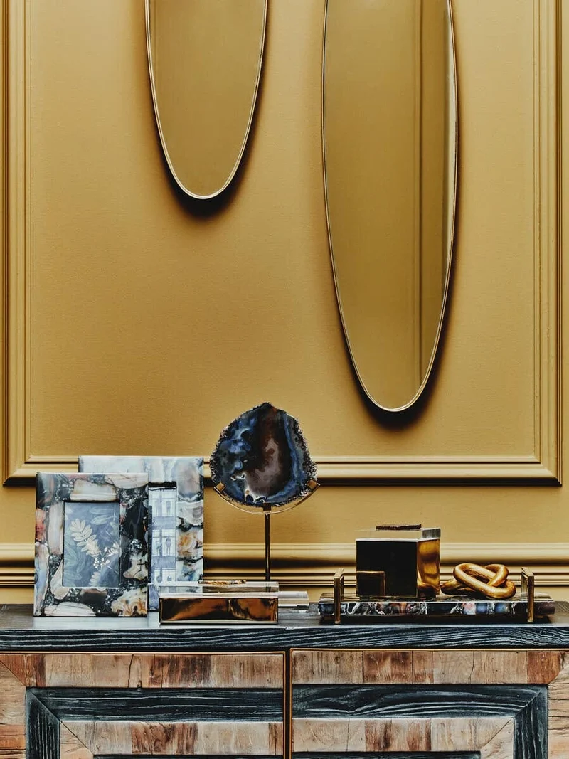Bowerbird Black And Gold Agate Sculpture | OUTLET